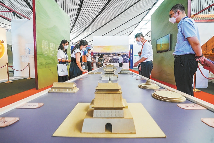 8月16日，首都博物馆“读城——探秘北京中轴线”主题展在大兴机场开幕，吸引不少旅客观展。