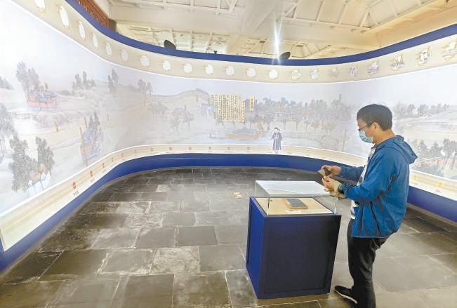 9月28日，游客在颐和园博物馆的弧幕动画展厅观赏展品。