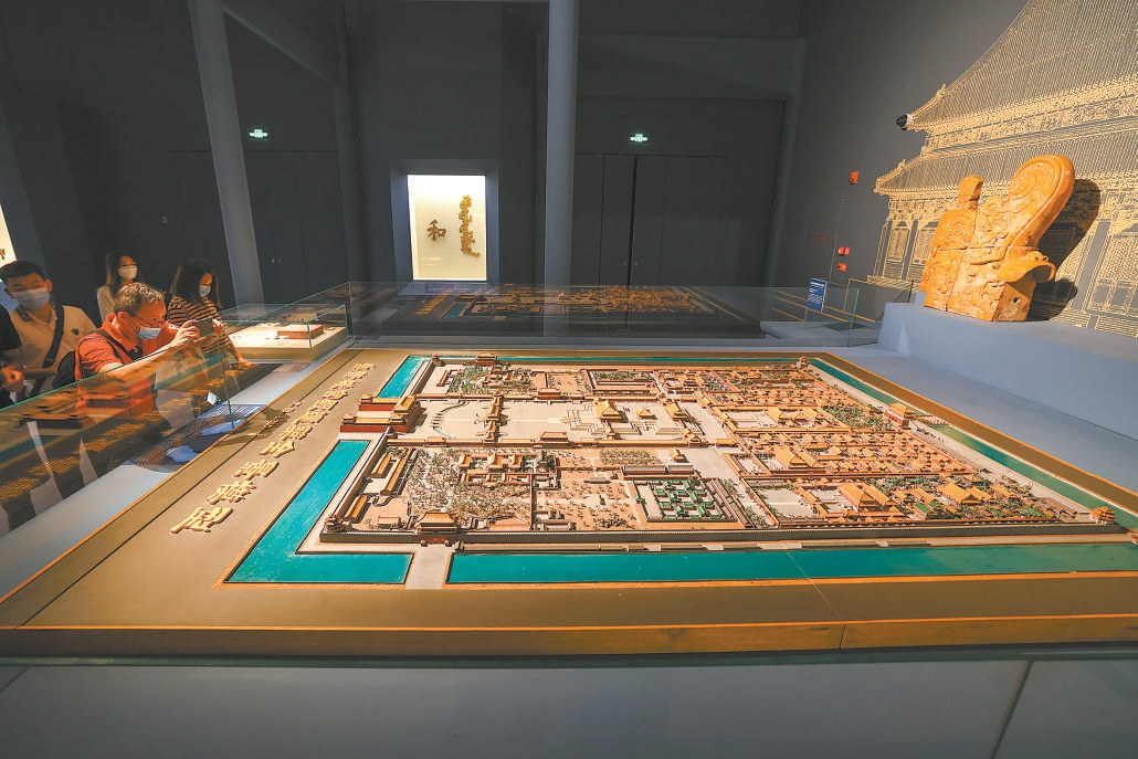9月28日，市民在国博展厅欣赏故宫博物院藏紫禁城全景模型。