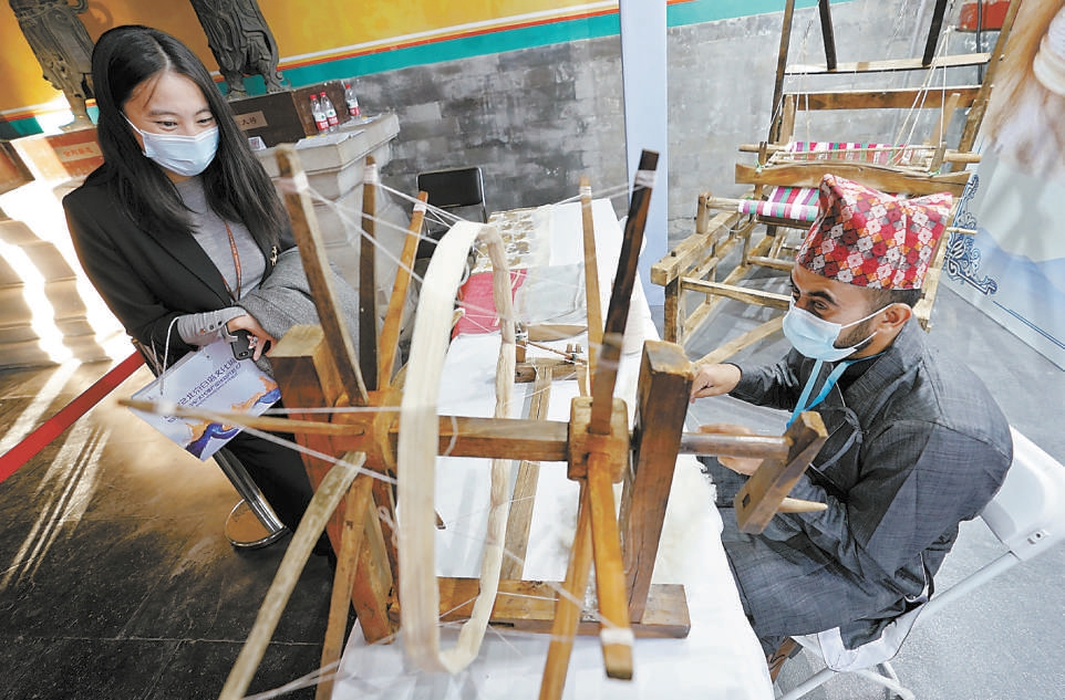 尼泊尔传统手工艺人展示羊绒纺织制作技艺。