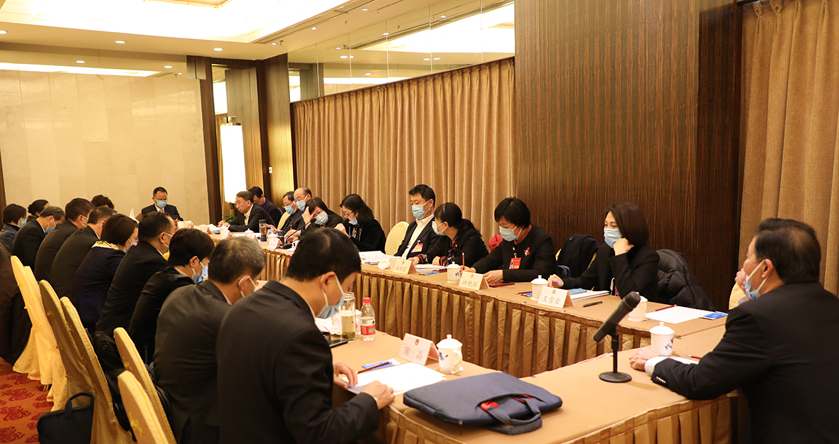 1月8日，市政协十三届五次会议进行分组讨论