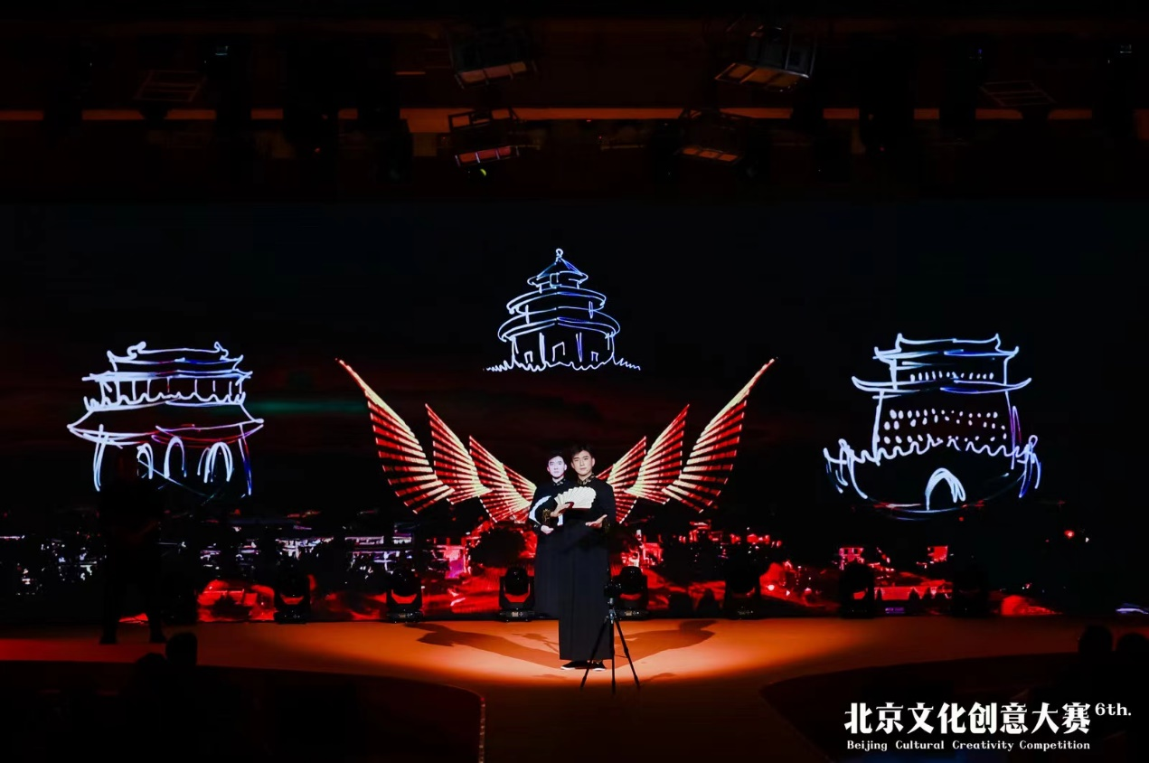 北京曲劇和光繪表演融合節目《看北京 開門紅》