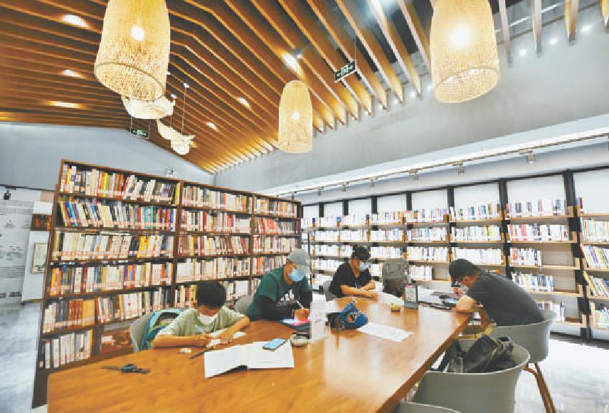位于东城区隆福大厦的更读书社将图书展销与文创商品结合，打造时尚现代的文化空间。（邓伟 摄）
