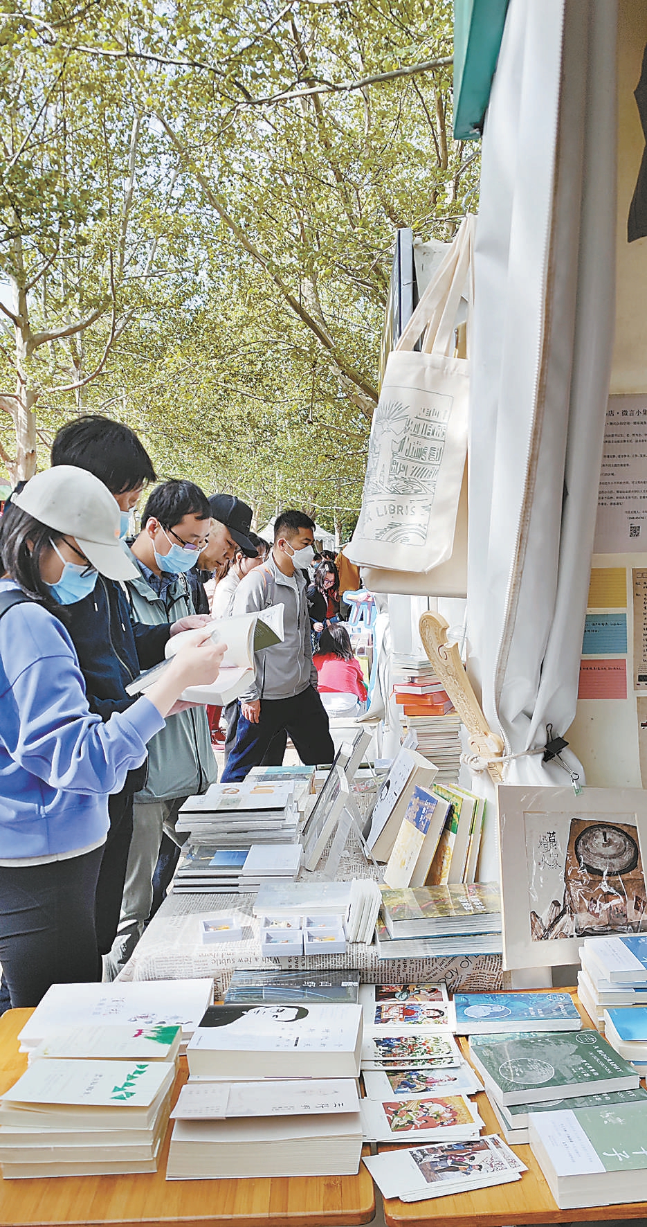 2023北京书市迎来众多爱书人。