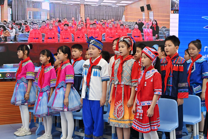 2025年3月28日，在“壯蒙一家親 共築中國夢”手拉手主題雲隊會上，廣西南寧市濱湖路小學四（1）中隊隊員通過網路和內蒙古鄂爾多斯東勝區第十二小學四（9）中隊隊員一起唱《中國少年先鋒隊隊歌》。