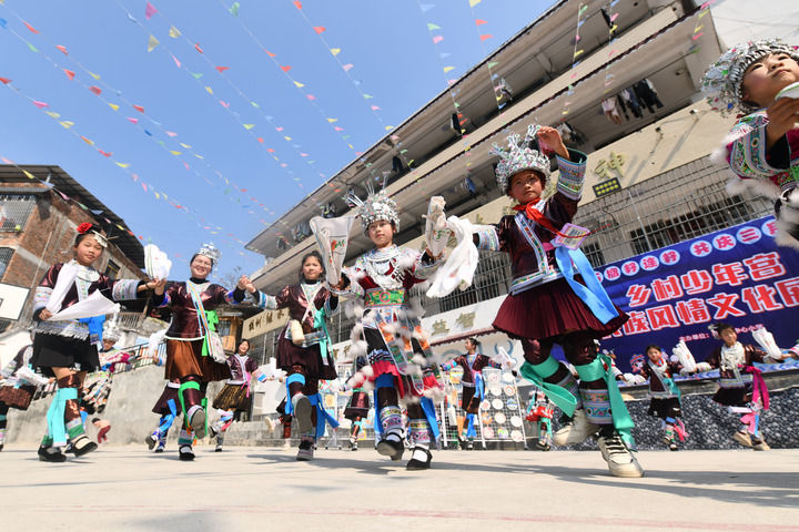 2025年3月25日，廣西柳州市融水苗族自治縣桿洞鄉中心小學學生在跳蘆笙踩堂舞。