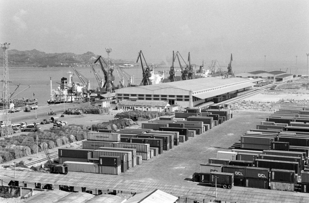 這是廈門經濟特區東渡碼頭集裝箱碼頭（1985年攝）。