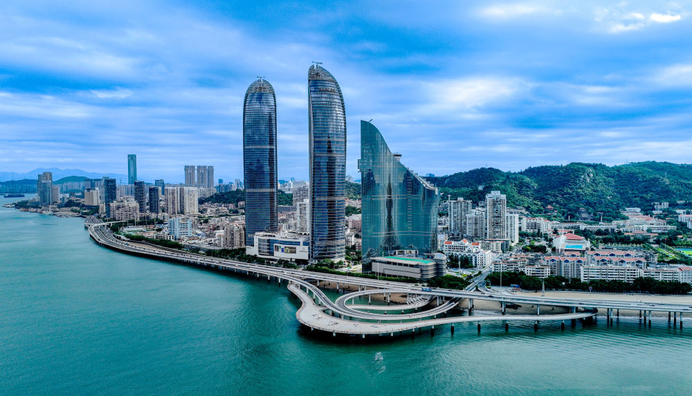 這是2024年9月4日拍攝的廈門市演武大橋附近海面和環島路沿線風光（無人機照片）。