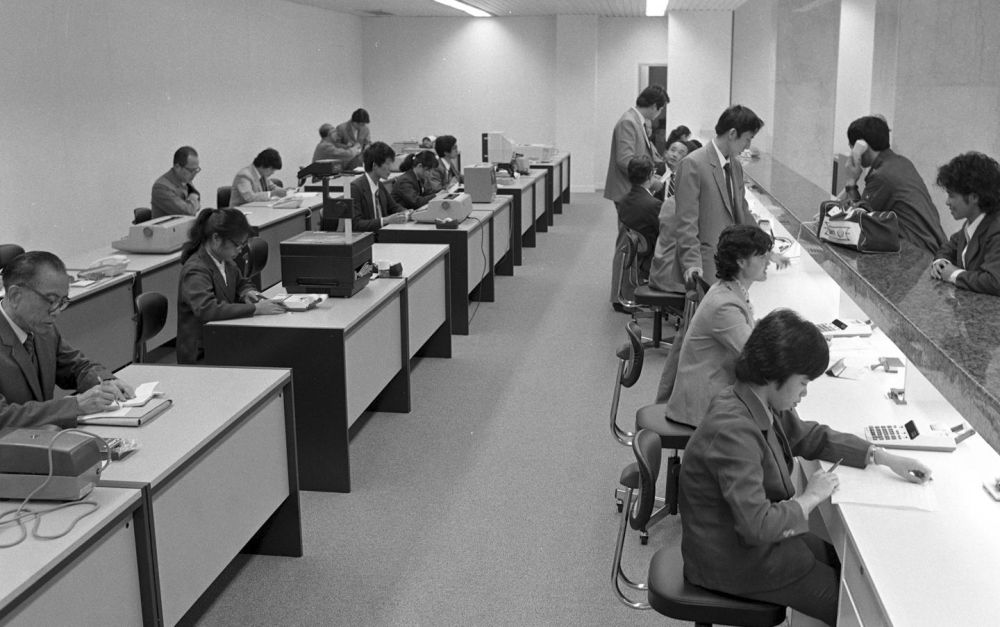 我國第一家中外合資銀行——廈門國際銀行1985年11月28日在廈門經濟特區開業。