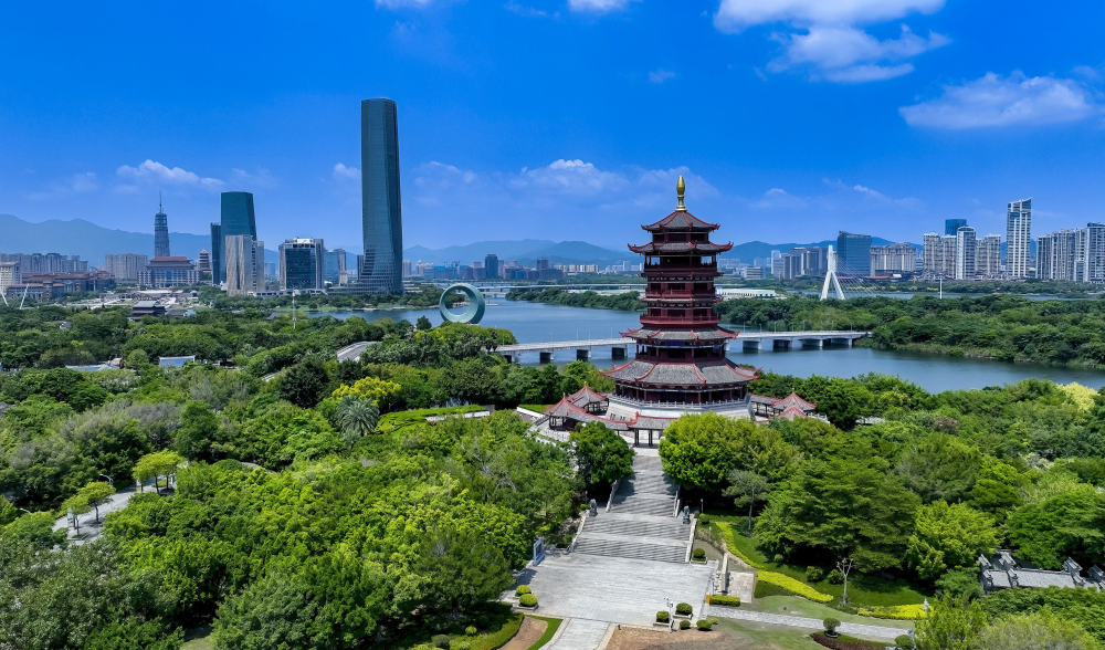 這是2024年9月4日拍攝的廈門園博園內杏林閣及集美新城景色（無人機照片）。
