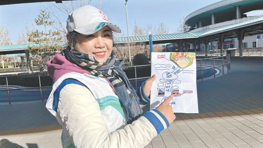 志愿者陈露玲为外籍游客制作了简易地图。
