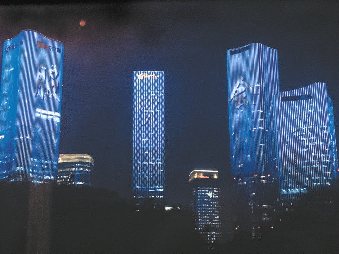 入夜，望京地区六栋高层建筑被“点亮”, 闪烁的灯光展示出“服贸会在等你”等字样，北京已做好服贸会各项准备工作，恭候八方来客。