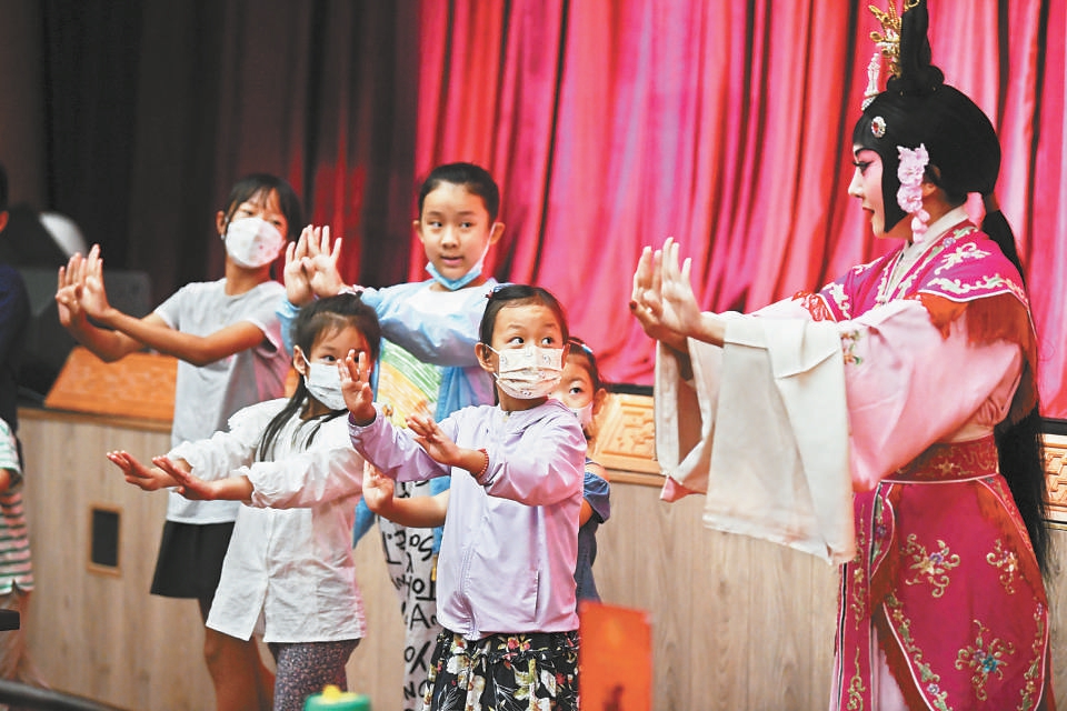 孩子们在专业老师的指导下体验国粹京剧的魅力。