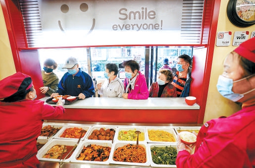 西城区广内街道“智能方”长者餐厅为老人提供营养均衡的老年餐。