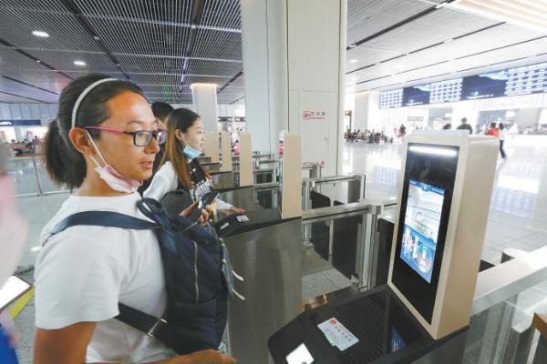 如今，旅客进出站已经不再依靠纸质车票，全自动的身份证和人脸识别系统让检票程序更加快捷、安全。
