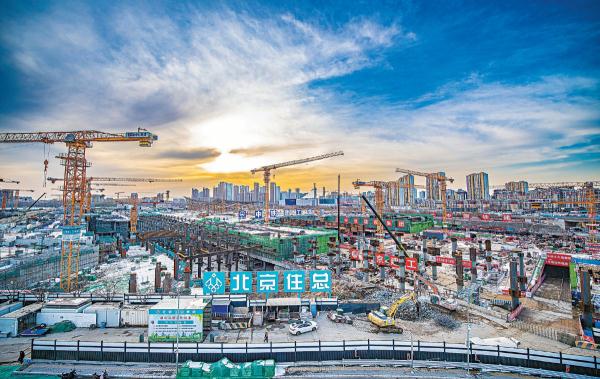 北京城市副中心站综合交通枢纽处于城市副中心“一带一轴”空间结构交会处，是亚洲最大地下综合交通枢纽，是“轨道上的京津冀”的重要支点。