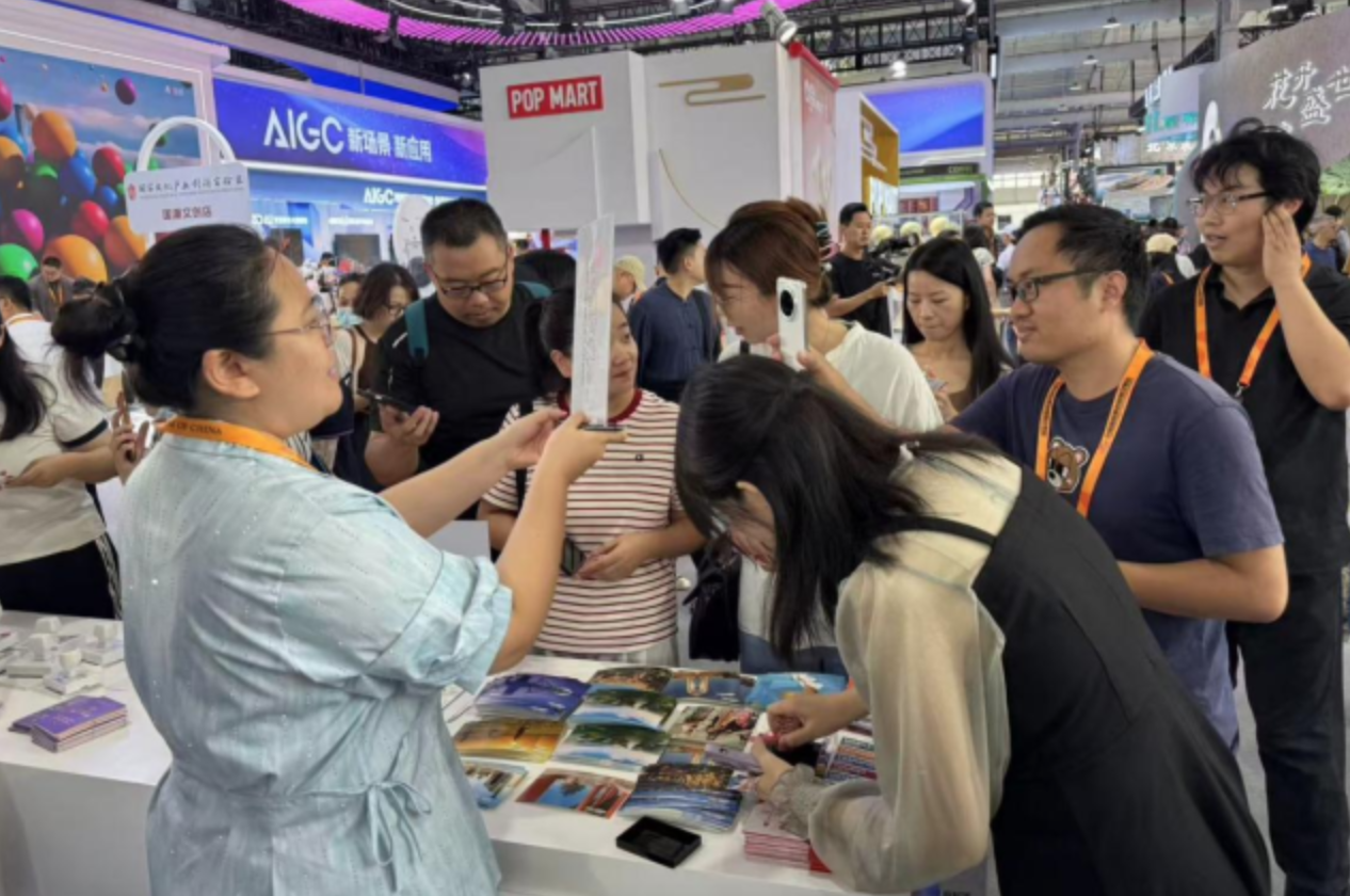 觀眾掃碼關注北京國際版門戶網站及BeijingService微信公眾號