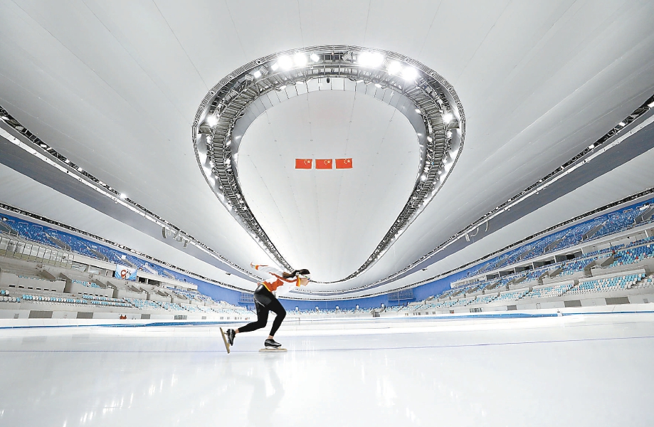 国家速滑馆“冰丝带”日前完成速度滑冰赛道的首次制冰工作。首次制冰的成功,也标志着国家速滑馆正式具备了迎接测试赛的条件。 国家速滑馆“冰丝带”日前完成速度滑冰赛道的首次制冰工作。首次制冰的成功,也标志着国家速滑馆正式具备了迎接测试赛的条件。