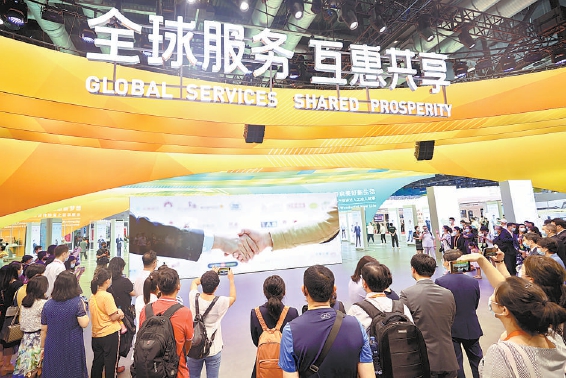 2020年9月4日,中国国际服务贸易交易会隆重开幕。这是全球规模最大的服贸会,是疫情以来我国举办的首场线上线下相结合的重大国际经贸活动,来自全球148个国家和地区的参展商在这里提前感受到未来生活的智能和便捷。 2020年9月4日,中国国际服务贸易交易会隆重开幕。这是全球规模最大的服贸会,是疫情以来我国举办的首场线上线下相结合的重大国际经贸活动,来自全球148个国家和地区的参展商在这里提前感受到未来生活的智能和便捷。