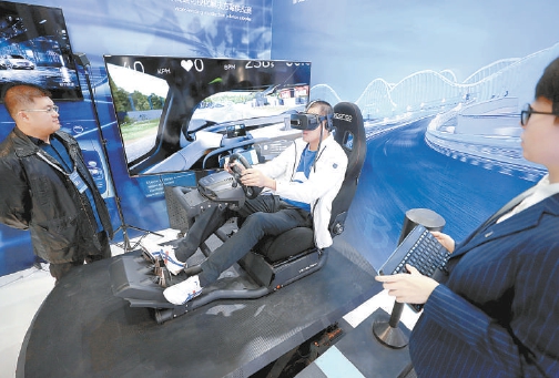 2020年10月17日,中关村论坛开幕。在中关村国际前沿科技成果展,观众现场体验VR驾驶系统带来的乐趣。 2020年10月17日,中关村论坛开幕。在中关村国际前沿科技成果展,观众现场体验VR驾驶系统带来的乐趣。