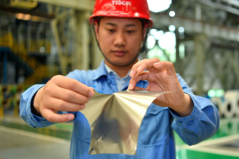 在位于山西的太钢集团，员工展示用手撕开0.02毫米厚的超薄带状不锈钢