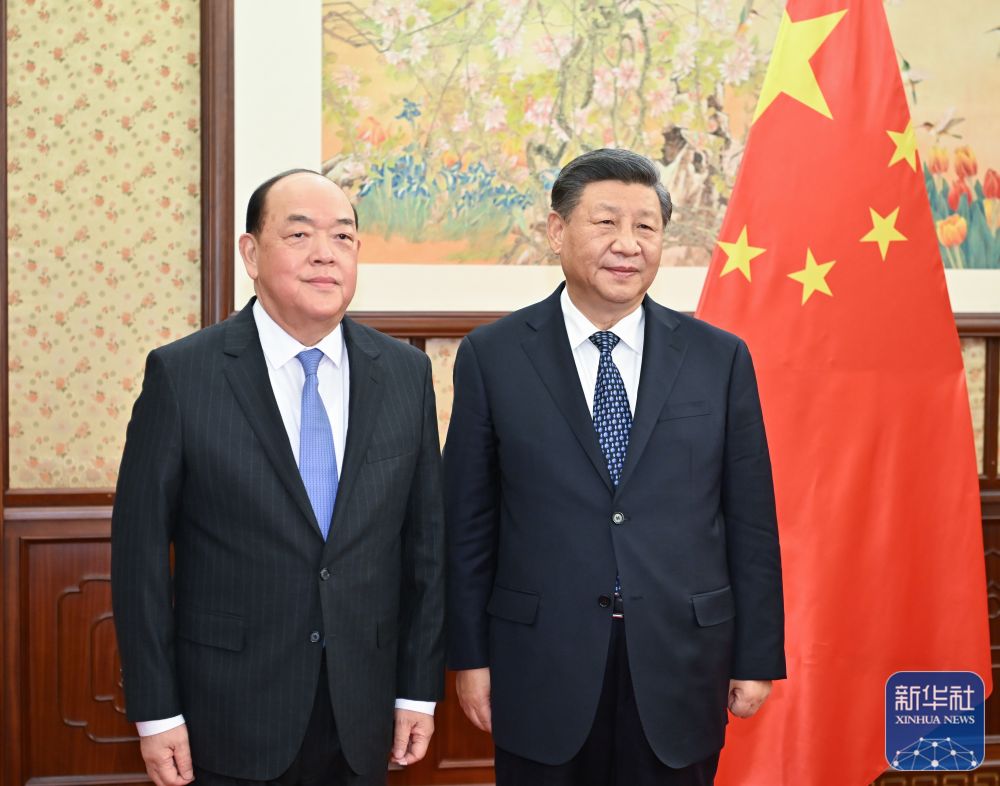 12月23日，国家主席习近平在中南海会见来京述职的澳门特别行政区行政长官贺一诚。