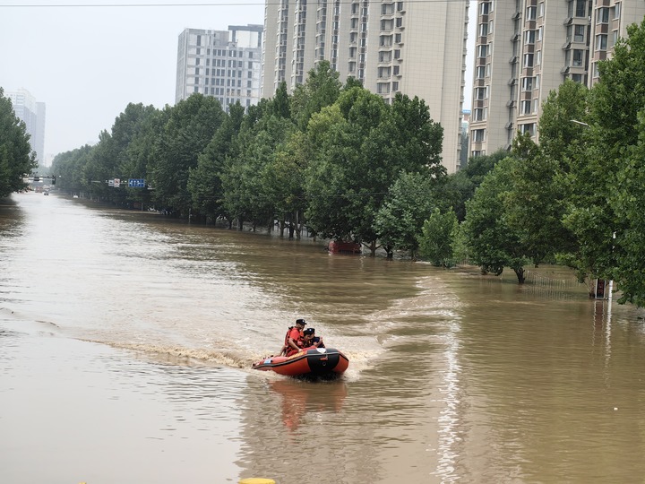 8月2日，救援人員在涿州市內乘衝鋒舟救援轉移群眾。