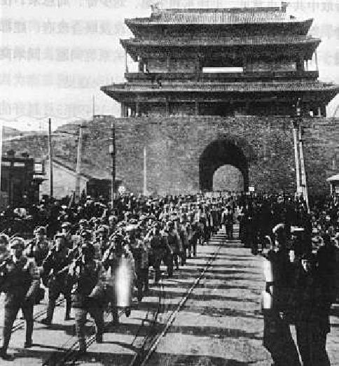 1949年1月31日，北平和平解放。图为人民解放军进驻北平。