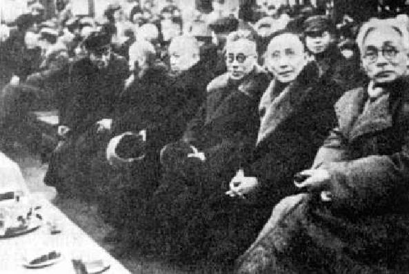 1949年3月，北平市委召开欢迎民主人士到达北平大会。图为(右起)林伯渠、郭沫若、马叙伦、李济深、沈钧儒等在欢迎大会上。