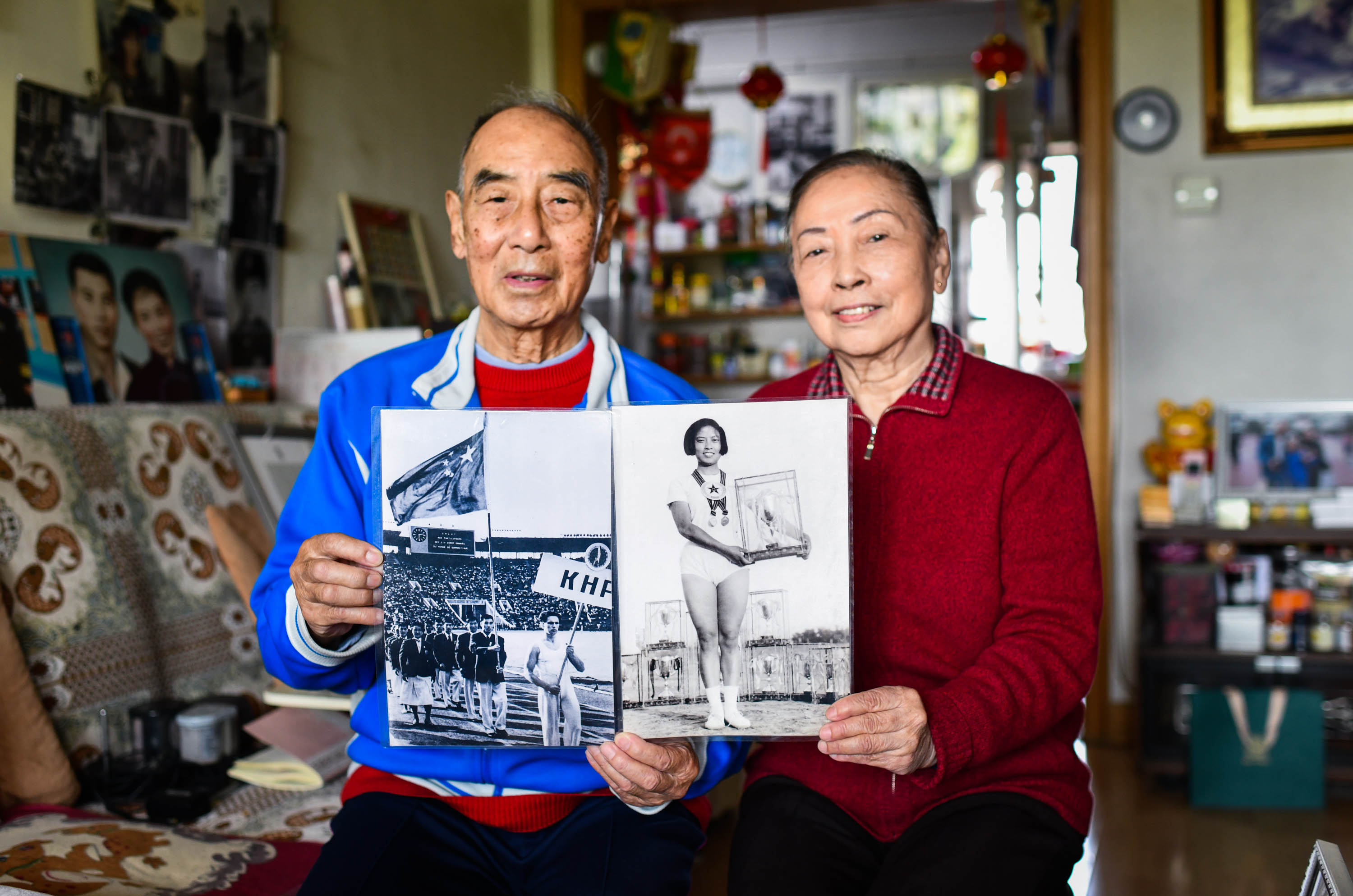 吴树德、兰亚兰夫妇展示参加国际比赛并获奖的照片。邓伟摄