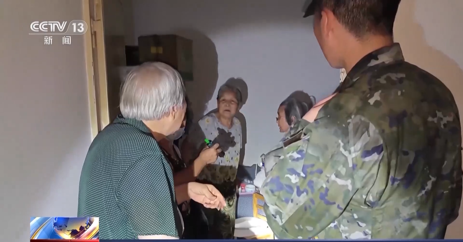 解放軍和武警官兵星夜兼程 緊急救援失聯兒童和老人