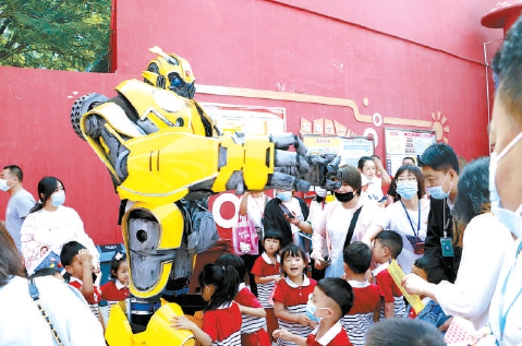 6月1日，在北京市六一幼儿院雄安院区，变形金刚机器人备受小朋友追捧。
