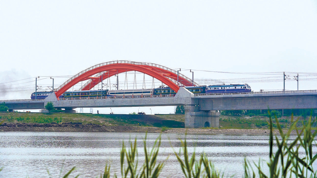 首趟动检车从燕郊站鸣笛始发，京唐京滨城际铁路8月12日起联调联试。