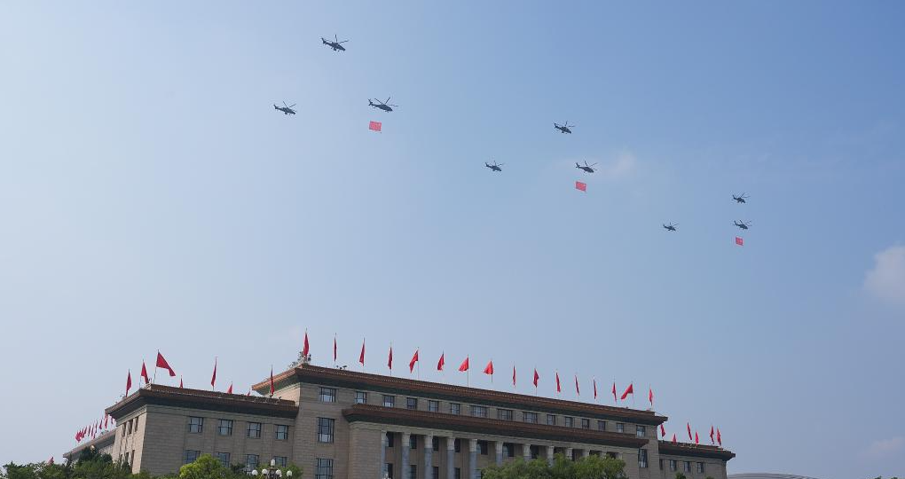 9月3日，紀念中國人民抗日戰爭暨世界反法西斯戰爭勝利80周年大會在北京隆重舉行。這是空中護旗梯隊。