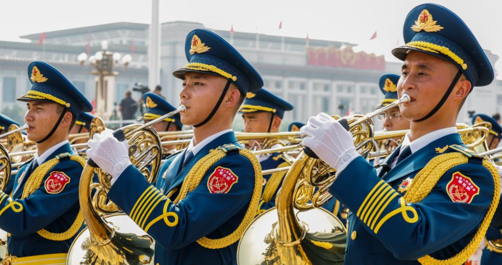9月3日，紀念中國人民抗日戰爭暨世界反法西斯戰爭勝利80周年大會在北京天安門廣場隆重舉行。這是中國人民解放軍聯合軍樂團在演奏。