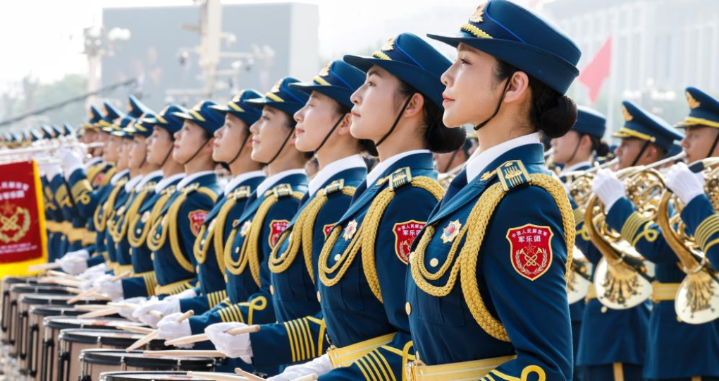 9月3日，紀念中國人民抗日戰爭暨世界反法西斯戰爭勝利80周年大會在北京天安門廣場隆重舉行。這是中國人民解放軍聯合軍樂團在演奏。