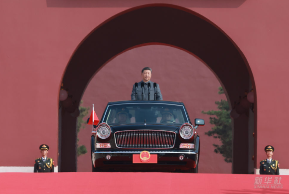 習近平乘檢閱車經過金水橋駛上長安街