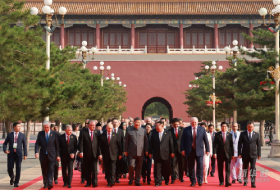 習近平和彭麗媛迎接外方代表團團長及其配偶
