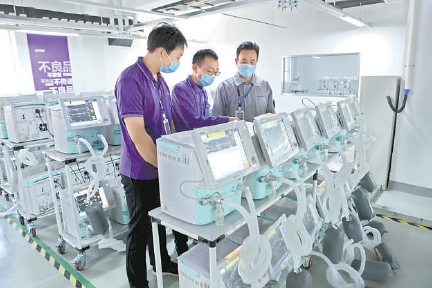 谊安医疗工作人员对即将出口的呼吸机产品进行检测。