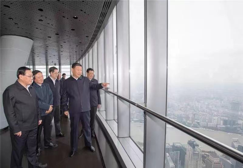 2018年11月6日至7日，习近平在上海考察。这是6日上午，习近平在上海中心大厦119层观光厅俯瞰上海城市风貌。