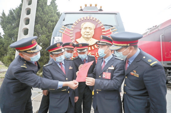 10月27日，党的二十大代表、“毛泽东号”机车组司机长王振强，在丰台机务段进行首场二十大精神宣讲。