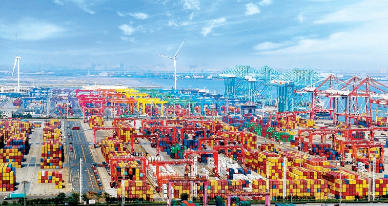 蓝天下的天津港“智慧零碳”码头，焕发七彩码头的无限风光。