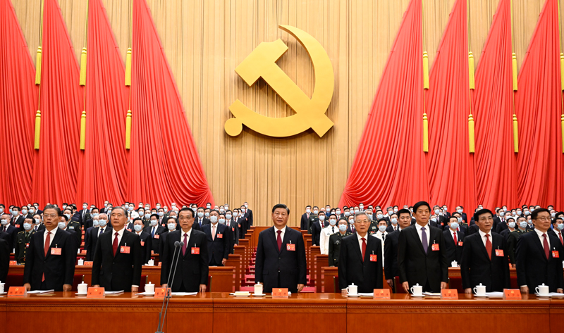 10月16日，中国共产党第二十次全国代表大会在北京人民大会堂开幕。这是习近平、李克强、栗战书、汪洋、王沪宁、赵乐际、韩正、胡锦涛在主席台上。