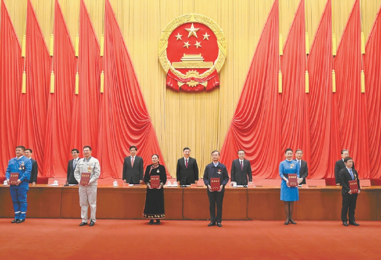 11月24日，全国劳动模范和先进工作者表彰大会在北京人民大会堂隆重举行。这是习近平等党和国家领导人向全国劳动模范和先进工作者代表颁发荣誉证书。