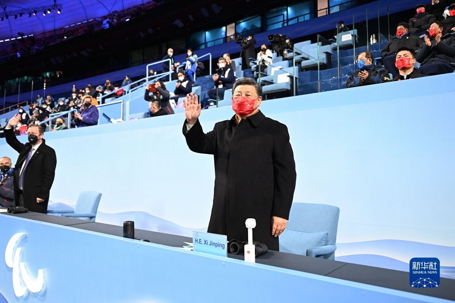 3月4日晚，北京2022年冬残奥会开幕式在国家体育场隆重举行。这是国家主席习近平同国际残奥委会主席帕森斯在主席台上向大家挥手致意。