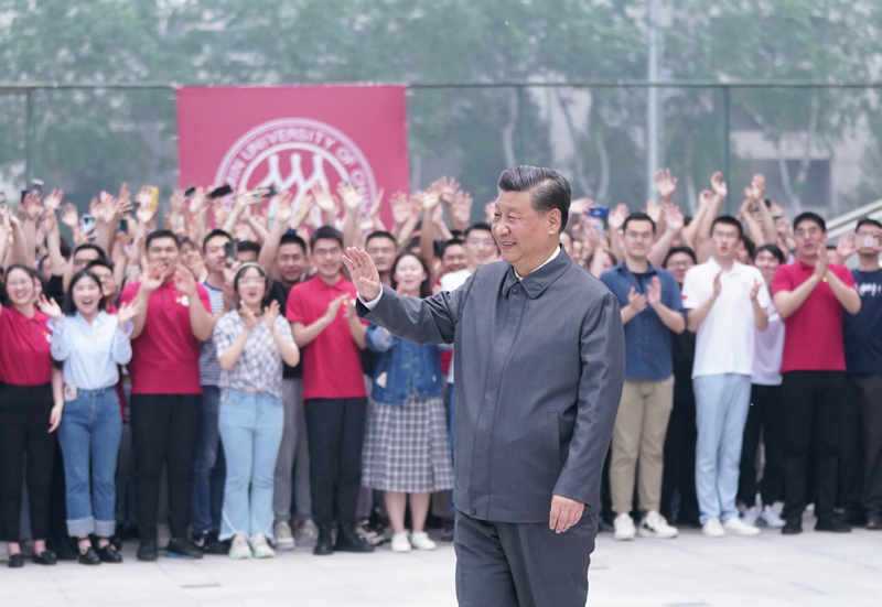 4月25日上午，中共中央总书记、国家主席、中央军委主席习近平来到中国人民大学考察调研。这是习近平向师生们挥手致意。