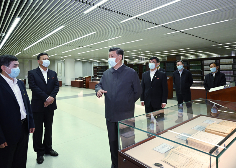 4月25日上午，中共中央总书记、国家主席、中央军委主席习近平来到中国人民大学考察调研。这是习近平在图书馆考察。