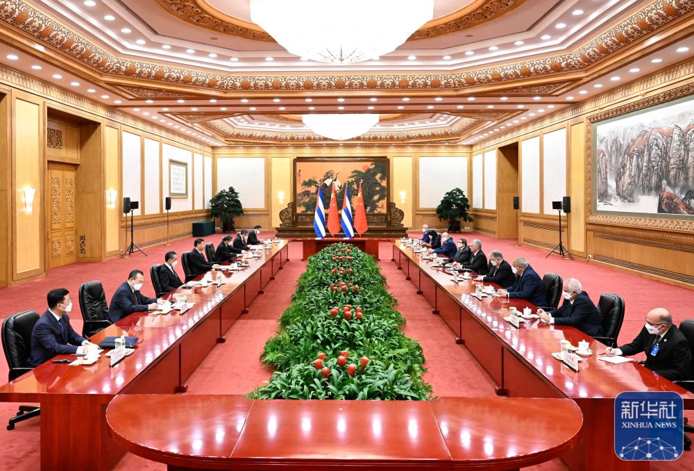 11月25日，中共中央总书记、国家主席习近平在北京人民大会堂同来华进行国事访问的古巴共产党中央委员会第一书记、古巴国家主席迪亚斯-卡内尔举行会谈。