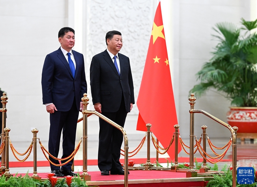 11月28日，国家主席习近平在北京人民大会堂同来华进行国事访问的蒙古国总统呼日勒苏赫举行会谈。这是会谈前，习近平在人民大会堂北大厅为呼日勒苏赫举行欢迎仪式。
