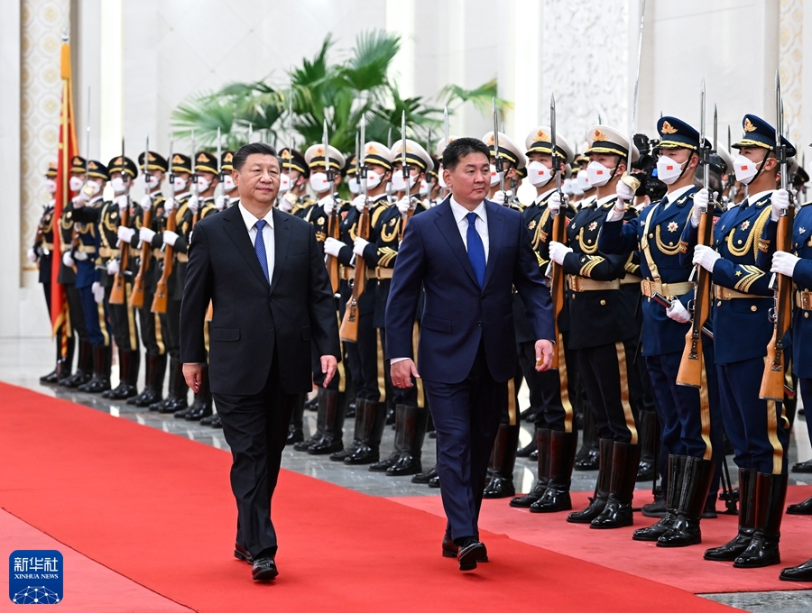 11月28日，国家主席习近平在北京人民大会堂同来华进行国事访问的蒙古国总统呼日勒苏赫举行会谈。这是会谈前，习近平在人民大会堂北大厅为呼日勒苏赫举行欢迎仪式。